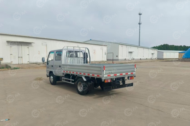 Бортовой грузовик ISUZU 4x4 дв 96Kw гп 2т двойная кабина кузов 3245х1850х400 под категорию B (новый интерьер кабины, серебряная металлическая краска). Фото 2