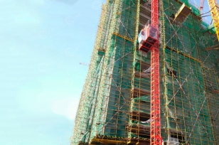 Подъёмник мачтовый грузо-пассажирский Dahan SC200 1 кабина, высота 54м гп 2т. Фото 1