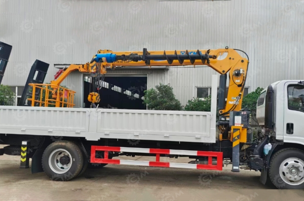 Эвакуатор на шасси ISUZU 4x2 дв 138kw P700 с КМУ XCMG SQS125-4 гп 5т сдвижная платформа гп 6т лебедка, корзина, съемные борта, с ямобуром 250мм и 350мм глубина бурения 3м. Фото 2