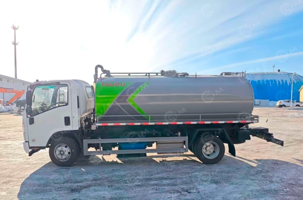 Ассенизатор (вакуумная машина) на шасси ISUZU 4x2 700P дв 138kw бочка 6м3 насос XD-240 без поворотной стрелы. Фото 2