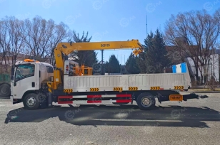 Эвакуатор на шасси ISUZU 4x2 дв 138kw P700 с КМУ XCMG SQS125-4 гп 5т сдвижная платформа гп 6т лебедка, корзина, съемные борта, с ямобуром 250мм и 350мм глубина бурения 3м. Фото 1