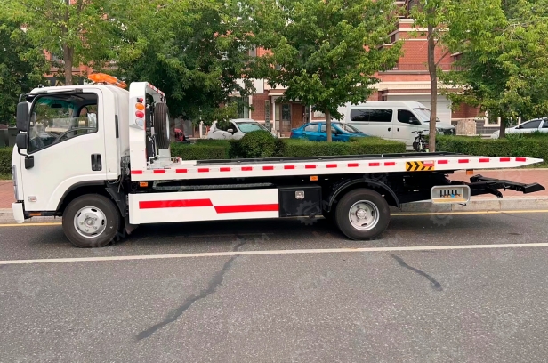 Эвакуатор на шасси ISUZU 4x2 дв 87Kвт гп 3т сдвижная платформа лебёдка подъёмный механизм. Фото 2