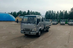 Бортовой грузовик ISUZU 4x4 дв 96Kw гп 2т двойная кабина кузов 3245х1850х400 с тентом под категорию B (новый интерьер кабины, серебряная металлическая краска). Фото 1