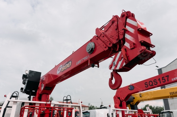 Бортовой грузовик ISUZU 4x2 дв 151kw c кму UNIC URV805 гп 8 тонн 5 секций 15,7м кузов 6500х2450х550 с корзиной задние аутригеры. Фото 5