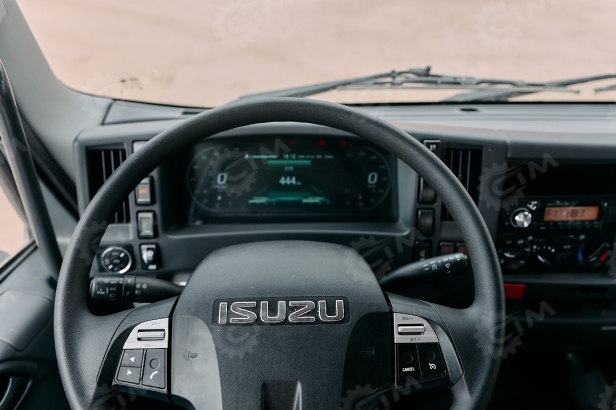 Бортовой грузовик ISUZU 4x2 дв 151kw c кму UNIC URV805 гп 8 тонн 5 секций 15,7м кузов 6500х2450х550 с корзиной задние аутригеры. Фото 9