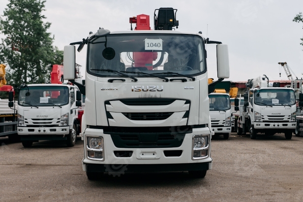 Бортовой грузовик ISUZU 4x2 дв 151kw c кму UNIC URV805 гп 8 тонн 5 секций 15,7м кузов 6500х2450х550 с корзиной задние аутригеры. Фото 13