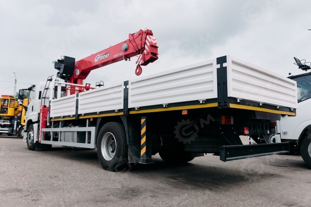 Бортовой грузовик ISUZU 4x2 дв 151kw c кму UNIC URV805 гп 8 тонн 5 секций 15,7м кузов 6500х2450х550 с корзиной задние аутригеры. Фото 17