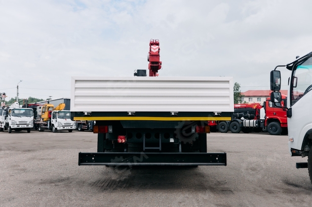 Бортовой грузовик ISUZU 4x2 дв 151kw c кму UNIC URV805 гп 8 тонн 5 секций 15,7м кузов 6500х2450х550 с корзиной задние аутригеры. Фото 16