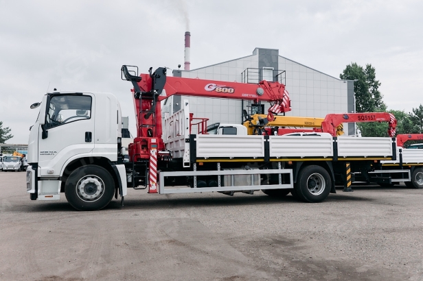 Бортовой грузовик ISUZU 4x2 дв 151kw c кму UNIC URV805 гп 8 тонн 5 секций 15,7м кузов 6500х2450х550 с корзиной задние аутригеры. Фото 18