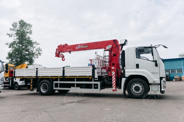 Бортовой грузовик ISUZU 4x2 дв 151kw c кму UNIC URV805 гп 8 тонн 5 секций 15,7м кузов 6500х2450х550 с корзиной задние аутригеры. Фото 15