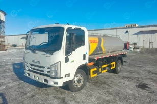 Ассенизатор (вакуумная машина) на шасси ISUZU 4x2  EST7 дв 125kw бочка 6м3 насос XD-240 без поворотной стрелы, сливное и всасывающее отверстие 100мм. Фото 1