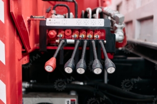Бортовой грузовик ISUZU 4x2 дв 151kw c кму UNIC URV805 гп 8 тонн 5 секций 15,7м кузов 6500х2450х550 с корзиной задние аутригеры. Фото 3