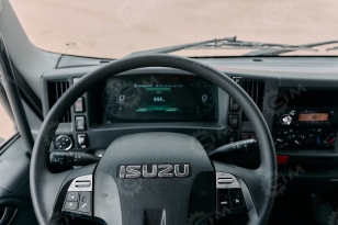 Бортовой грузовик ISUZU 4x2 дв 151kw c кму UNIC URV805 гп 8 тонн 5 секций 15,7м кузов 6500х2450х550 с корзиной задние аутригеры. Фото 9