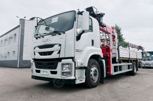 Бортовой грузовик ISUZU 4x2 дв 151kw c кму UNIC URV805 гп 8 тонн 5 секций 15,7м кузов 6500х2450х550 с корзиной задние аутригеры. Фото 1