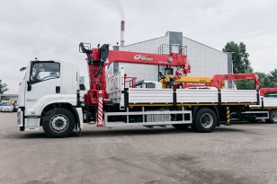 Бортовой грузовик ISUZU 4x2 дв 151kw c кму UNIC URV805 гп 8 тонн 5 секций 15,7м кузов 6500х2450х550 с корзиной задние аутригеры. Фото 18