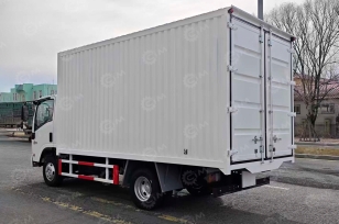 Фургон промтоварный на шасси ISUZU 4х4 дв 138 kw с КМУ WANBANG SQZ100-4 гп 5т 4 секции с гидробортом гп 1,5т. Фото 1