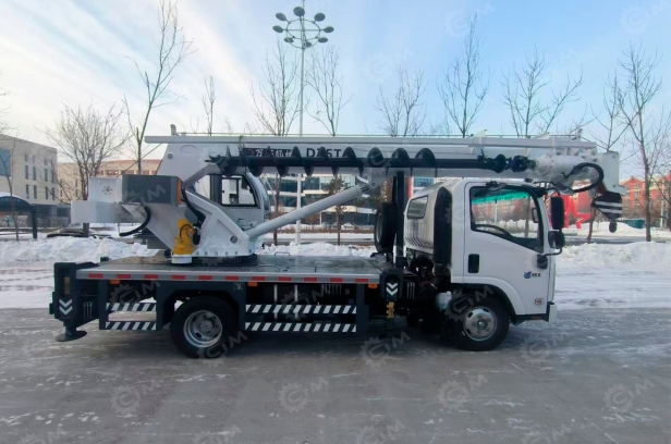 Автокран на шасси ISUZU 4x2 дв.151kw крановая установка WANBANG DZ5T гп 5т стрела 20м с ямобуром диаметром 400мм глубина бурения 8м с корзиной. Фото 2
