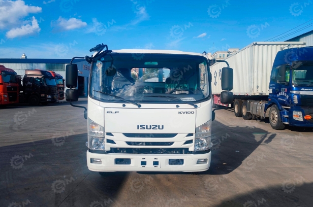 Подметально-уборочная машина на шасси ISUZU 4x2 дв 87Kw 3л, бак для воды 3м3 пыли 5м3. Фото 2