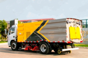 Подметально-уборочная машина на шасси ISUZU 4x2 дв 87Kw 3л, бак для воды 3м3 пыли 5м3. Фото 1