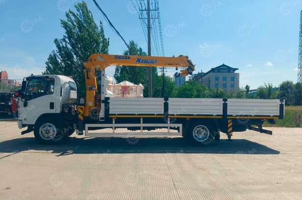 Бортовой грузовик ISUZU 4x2 дв 138kw c кму XCMG SQS125 гп 5т 4 секции стрела 11,2 кузов 5500*2400*550 колёса 8.25R20 с корзиной. Фото 2