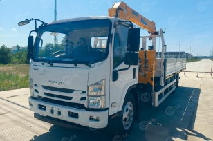 Бортовой грузовик ISUZU 4x2 дв 138kw c кму XCMG SQS125 гп 5т 4 секции стрела 11,2 кузов 5500*2400*550 колёса 8.25R20 с корзиной. Фото 1