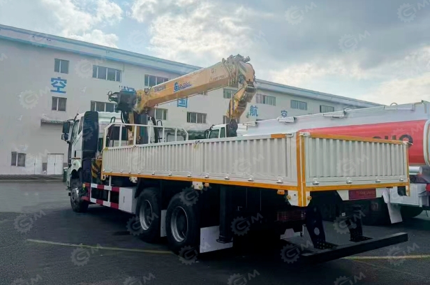 Бортовой грузовик FAW 6x6 дв 309kw с кму XCMG SQS300-5 гп 12 тонн 5 секций длина стрелы 18,6м кузов 7,2м (с ОТТС). Фото 4