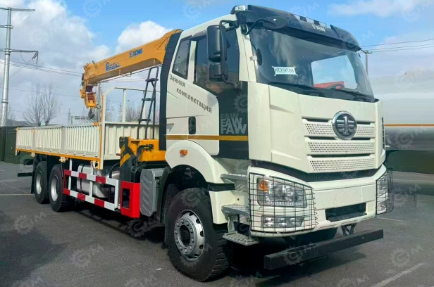 Бортовой грузовик FAW 6x6 дв 309kw с кму XCMG SQS350-5 гп 14 тонн 5 секций длина стрелы 19,6м кузов 5,8м (с ОТТС). Фото 2