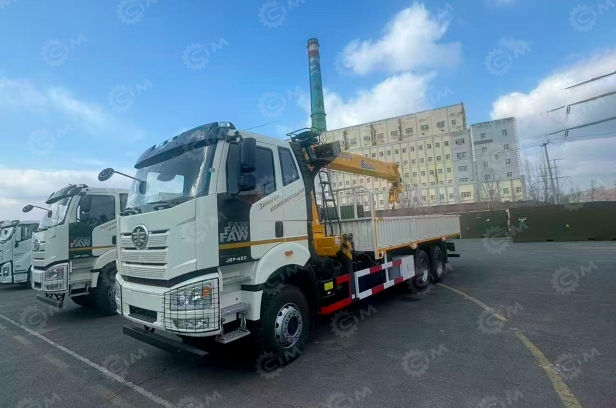 Бортовой грузовик FAW 6x6 дв 309kw с кму XCMG SQS350-5 гп 14 тонн 5 секций длина стрелы 19,6м кузов 5,8м (с ОТТС). Фото 4