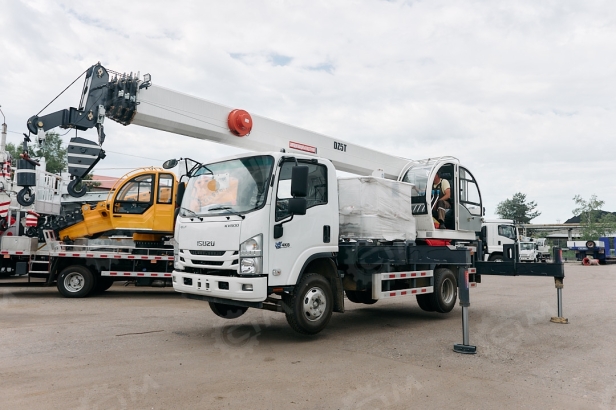 Автокран на шасси ISUZU 4x2 дв. 96kw крановая установка FURUNKANG DZ5T гп 5т люлька два крюка. Фото 8