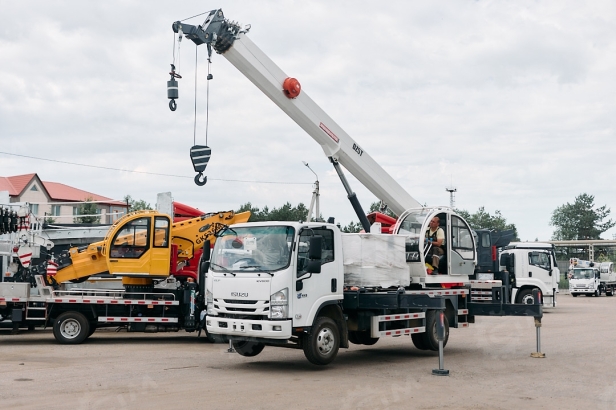 Автокран на шасси ISUZU 4x2 дв. 96kw крановая установка FURUNKANG DZ5T гп 5т люлька два крюка. Фото 10