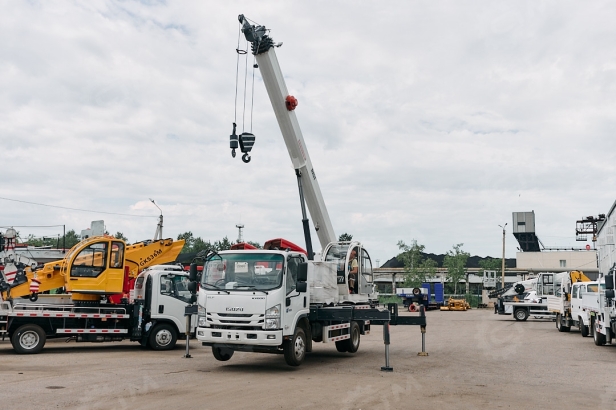 Автокран на шасси ISUZU 4x2 дв. 96kw крановая установка FURUNKANG DZ5T гп 5т люлька два крюка. Фото 11