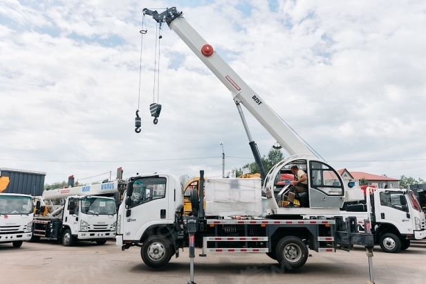 Автокран на шасси ISUZU 4x2 дв. 96kw крановая установка FURUNKANG DZ5T гп 5т люлька два крюка. Фото 14