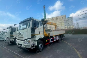 Бортовой грузовик FAW 6x6 дв 309kw с кму XCMG SQS300-5 гп 12 тонн 5 секций длина стрелы 18,6м кузов 7,2м (с ОТТС). Фото 1