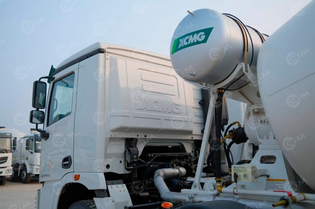 Автобетоносмеситель на шасси XCMG 8х4 дв 276 Kw бочка 12м3. Фото 2