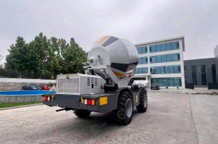 Самозагружающий автобетоносмеситель YUGONG SDM6500 поворотная бочка, весы. Фото 2