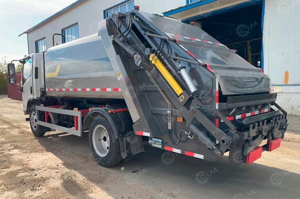 Мусоровоз на шасси ISUZU 4x2 дв 138Kw объем 12м3, задняя загрузка, 8 колесных шпилек. Фото 2