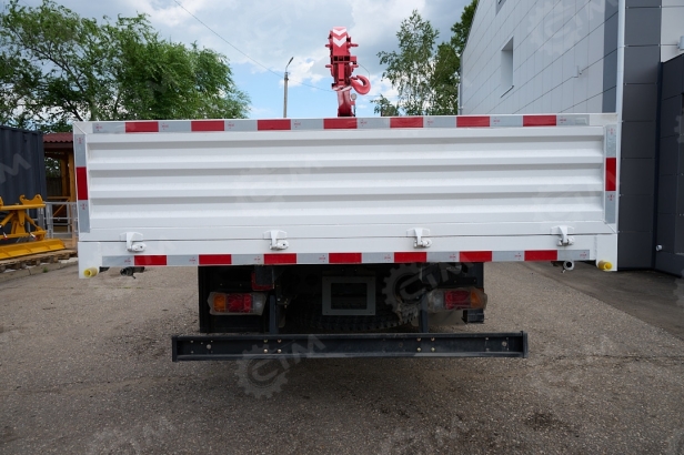 Бортовой грузовик ISUZU 4x2 гп 6т дв 139кВт c кму UNIC URV505 гп 5т 5 секций стрела 13,14 м кузов 6000*2450*550мм задние аутригеры спальник люлька. Фото 5