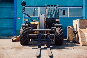Телескопический погрузчик YUGONG TR735 4WD. Фото 2