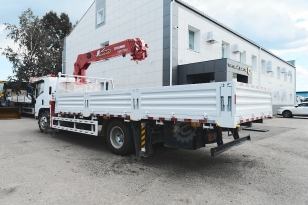 Бортовой грузовик ISUZU 4x2 гп 6т дв 139кВт c кму UNIC URV505 гп 5т 5 секций стрела 13,14 м кузов 6000*2450*550мм задние аутригеры спальник люлька. Фото 3