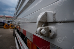Бортовой грузовик ISUZU 4x2 гп 6т дв 139кВт c кму UNIC URV505 гп 5т 5 секций стрела 13,14 м кузов 6000*2450*550мм задние аутригеры спальник люлька. Фото 9