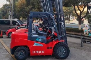 Вилочный погрузчик JAC CPCD30 гп 3т высота подъема 3м дизельный, мачта вагонного типа, цельнолитые колеса, кабина, отопитель, вилы 1200мм. Фото 2