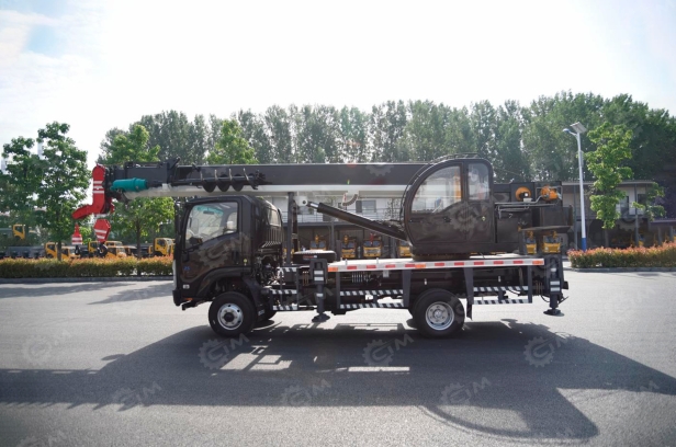 Автокран на шасси ISUZU 4x2 дв 151kw крановая установка SITONG гп 12т 5 секций, высота подъема 31,5м, ямобур диаметр на выбор (400-600мм) глубина бурения 10м. Фото 2