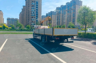Бортовой грузовик ISUZU 4x2 дв 151kw c кму XCMG SQS125 гп 5 тонн 4 секции длина стрелы 11,2 м кузов 6500x2450x600mm с алюминиевым бортом. Фото 2