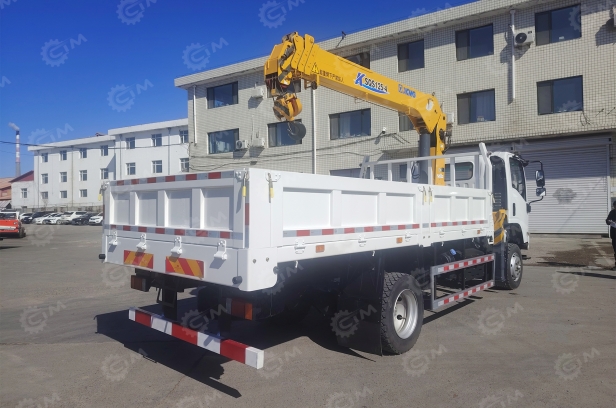 Бортовой грузовик ISUZU 4x4 дв 151kw гп 6 тонн, кабина ELF с КМУ XCMG SQS125 гп 5т, 4 секции, cтрела 11,2м кузов 4600х2400х550. Фото 6