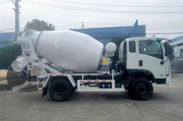 Автобетоносмеситель на шасси ISUZU 4х2 дв 151kw бочка 4 m³. Фото 2
