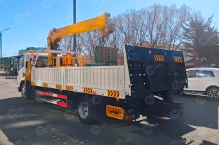 Эвакуатор на шасси ISUZU 4x2 дв 151kw гп 8т GIGA платформа сдвижная кму XCMG SQS125-4 гп 5т лебёдка подъёмное устройство платформа 6500х2450, боковые борта, без бриля. Фото 1