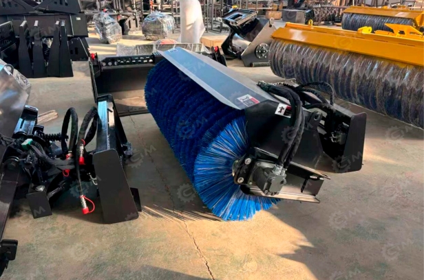 Мини-погрузчик YUGONG YG3220 вилы, щетка поворотная, дв kubota. Фото 2