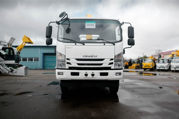 Бортовой грузовик ISUZU 4x2 дв 139kw гп 6 тонн c кму XCMG SQS125 гп 5т 4 секции стрела 11,2 кузов 6200х2400х550 колёса 8.25R20 спальник задние аутригеры, АКПП. Фото 2