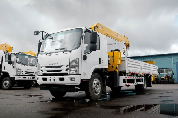 Бортовой грузовик ISUZU 4x2 дв 139kw гп 6 тонн c кму XCMG SQS125 гп 5т 4 секции стрела 11,2 кузов 6200х2400х550 колёса 8.25R20 спальник задние аутригеры, АКПП. Фото 3