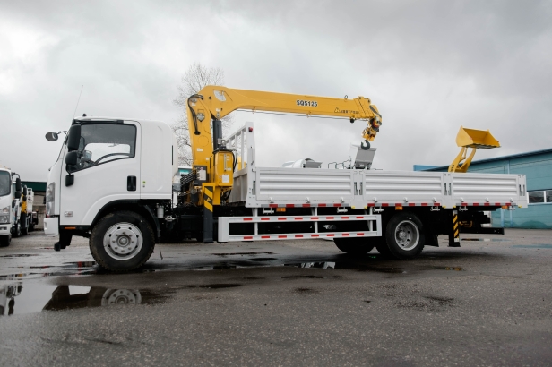 Бортовой грузовик ISUZU 4x2 дв 139kw гп 6 тонн c кму XCMG SQS125 гп 5т 4 секции стрела 11,2 кузов 6200х2400х550 колёса 8.25R20 спальник задние аутригеры, АКПП. Фото 4
